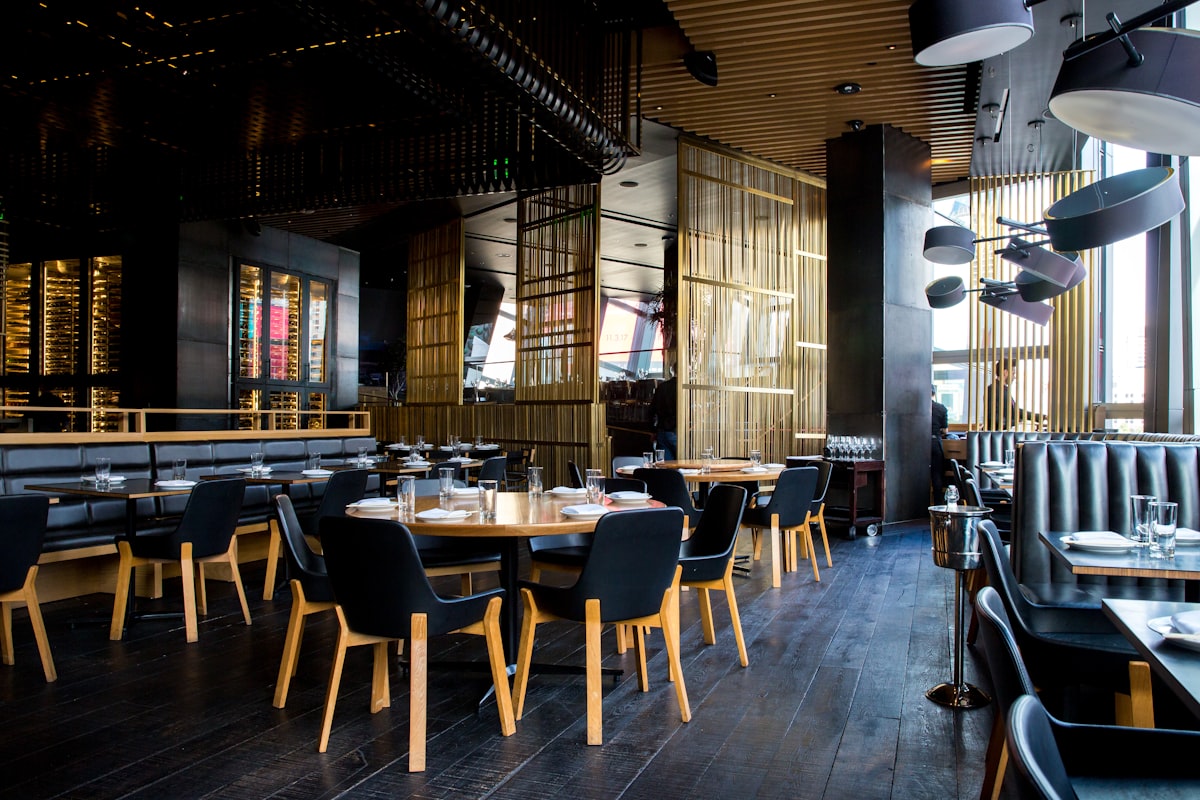 飲食店の店内で食事を楽しむ様子