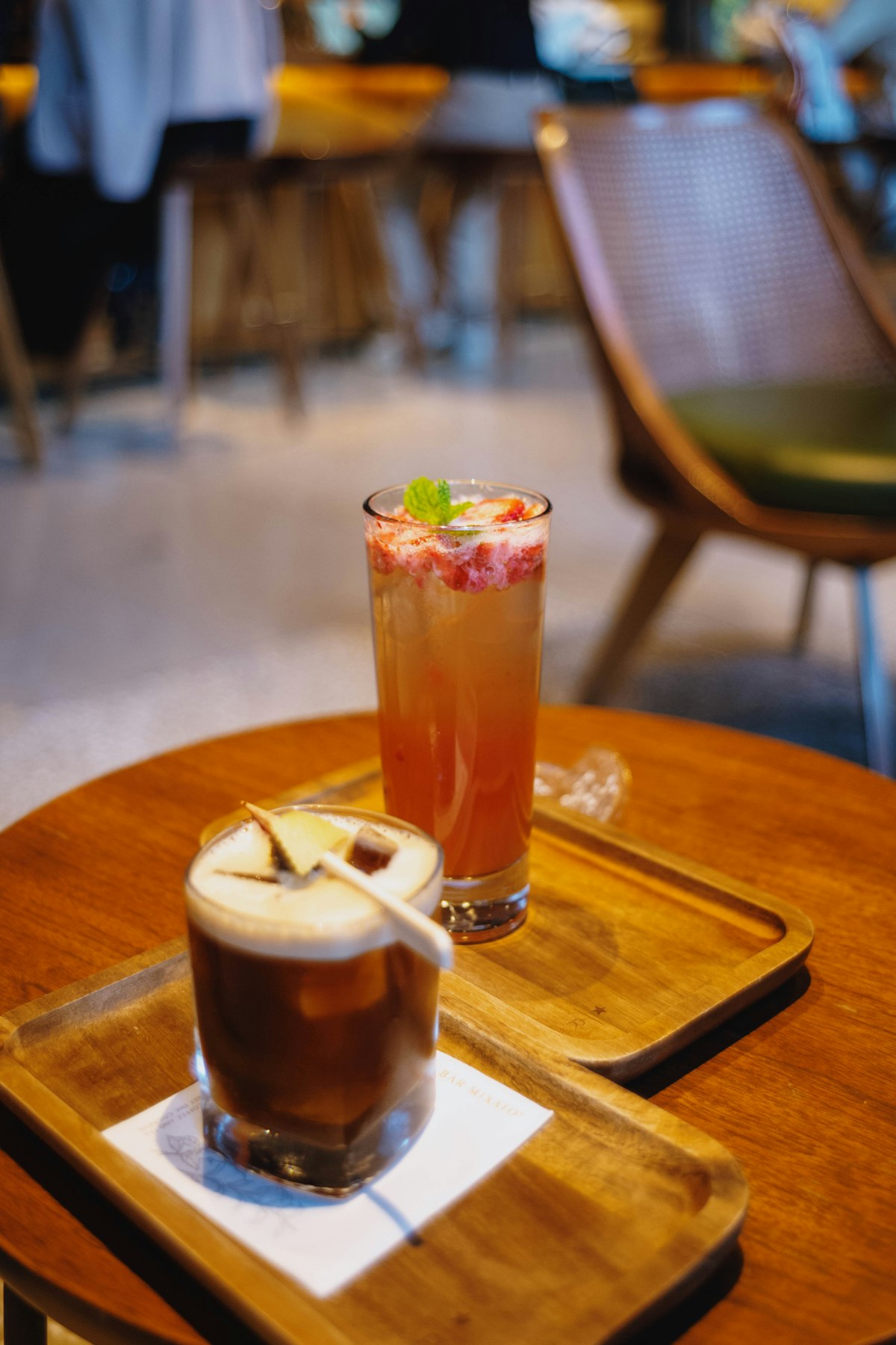 木製トレイにのった色とりどりの映えるカフェドリンク